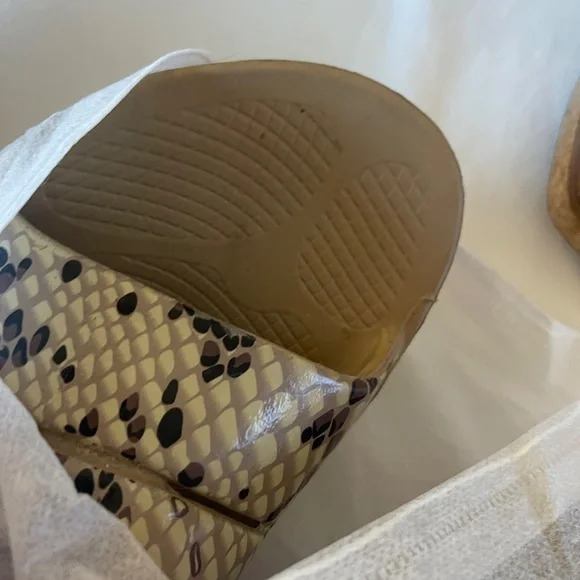 Oofos Women's Beige Desert Snake OOlala Limited Slide Sandal Sz 39 US 8 - Picture 5 of 6